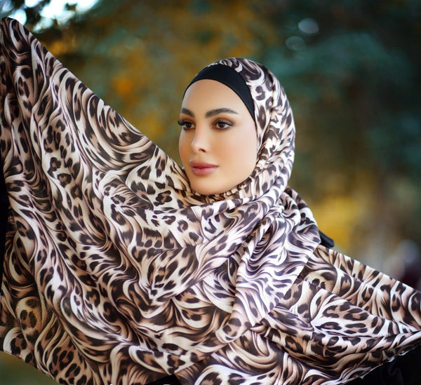 Milkman Hijab - Tiger - Model 3